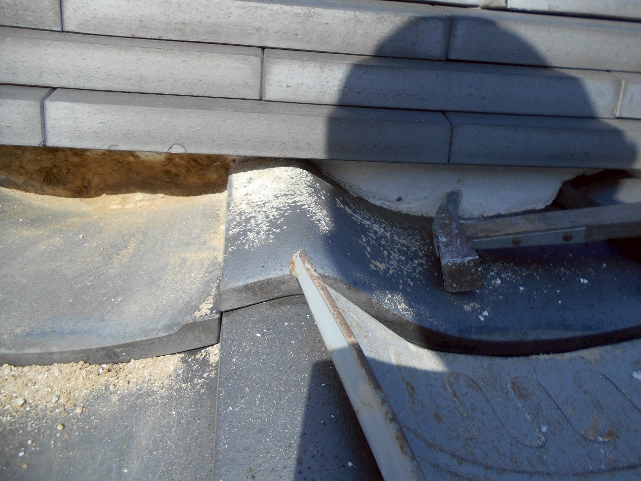 金づちで叩いて漆喰を割る